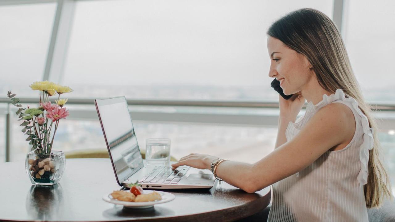 Holiday Inn - Quito Airport By Ihg Tababela Eksteriør billede A woman working from home