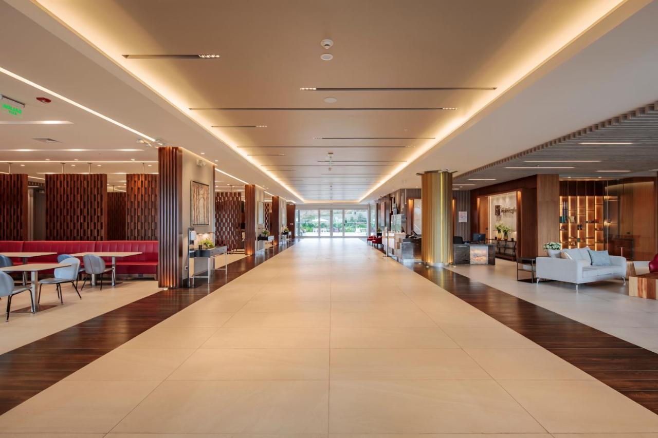 Holiday Inn - Quito Airport By Ihg Tababela Eksteriør billede The interior of the hotel