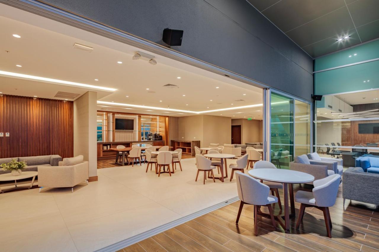 Holiday Inn - Quito Airport By Ihg Tababela Eksteriør billede The lounge at the airport.