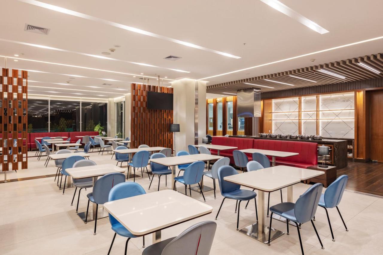 Holiday Inn - Quito Airport By Ihg Tababela Eksteriør billede The interior of the lounge