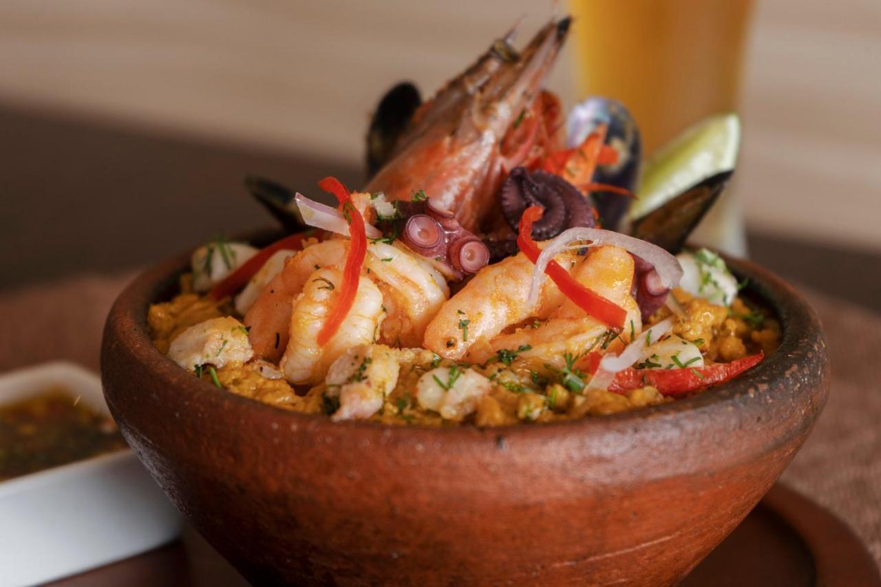 Holiday Inn - Quito Airport By Ihg Tababela Eksteriør billede Seafood paella
